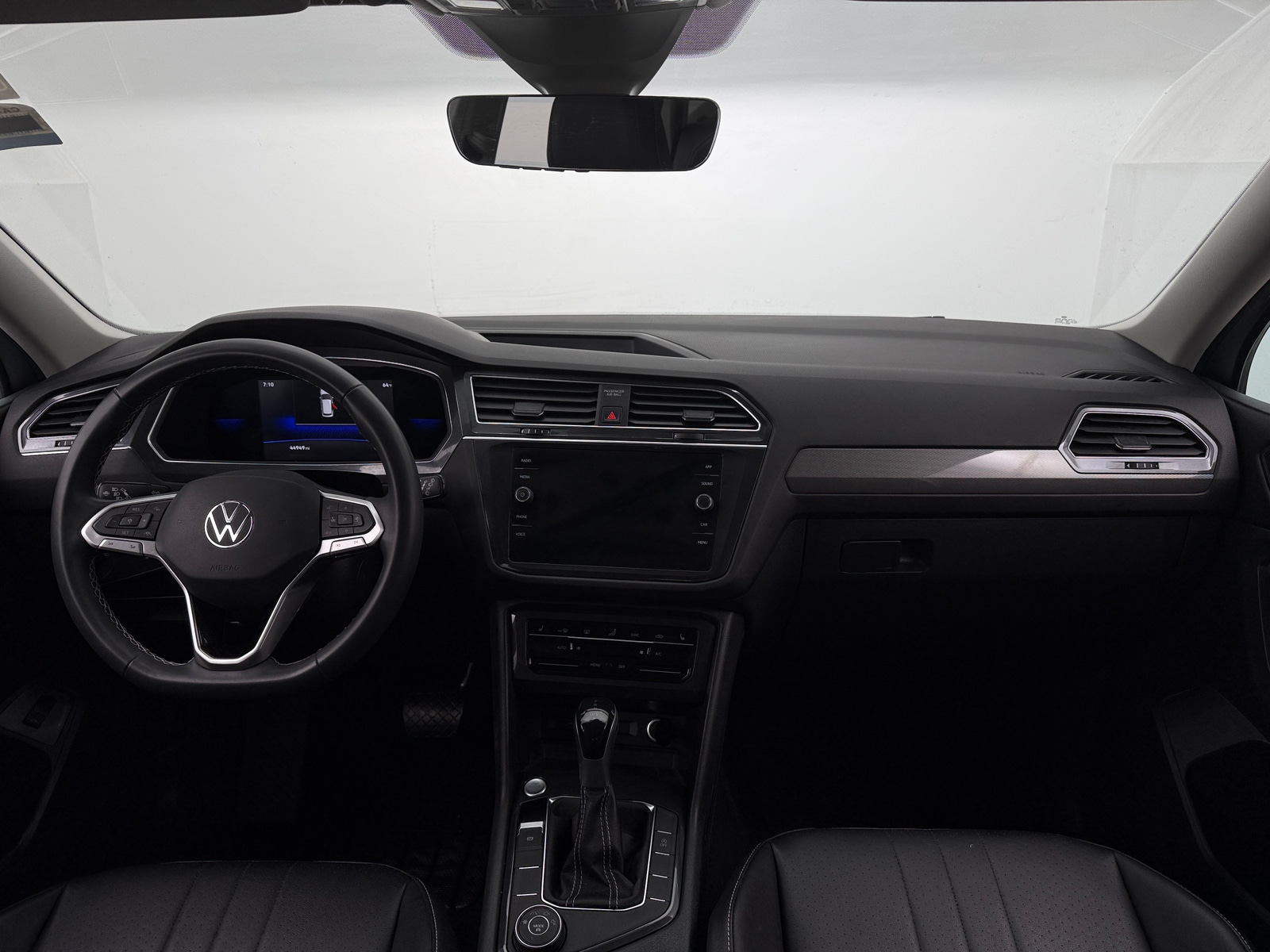 Thumbnail: 2022 Volkswagen Tiguan - 2