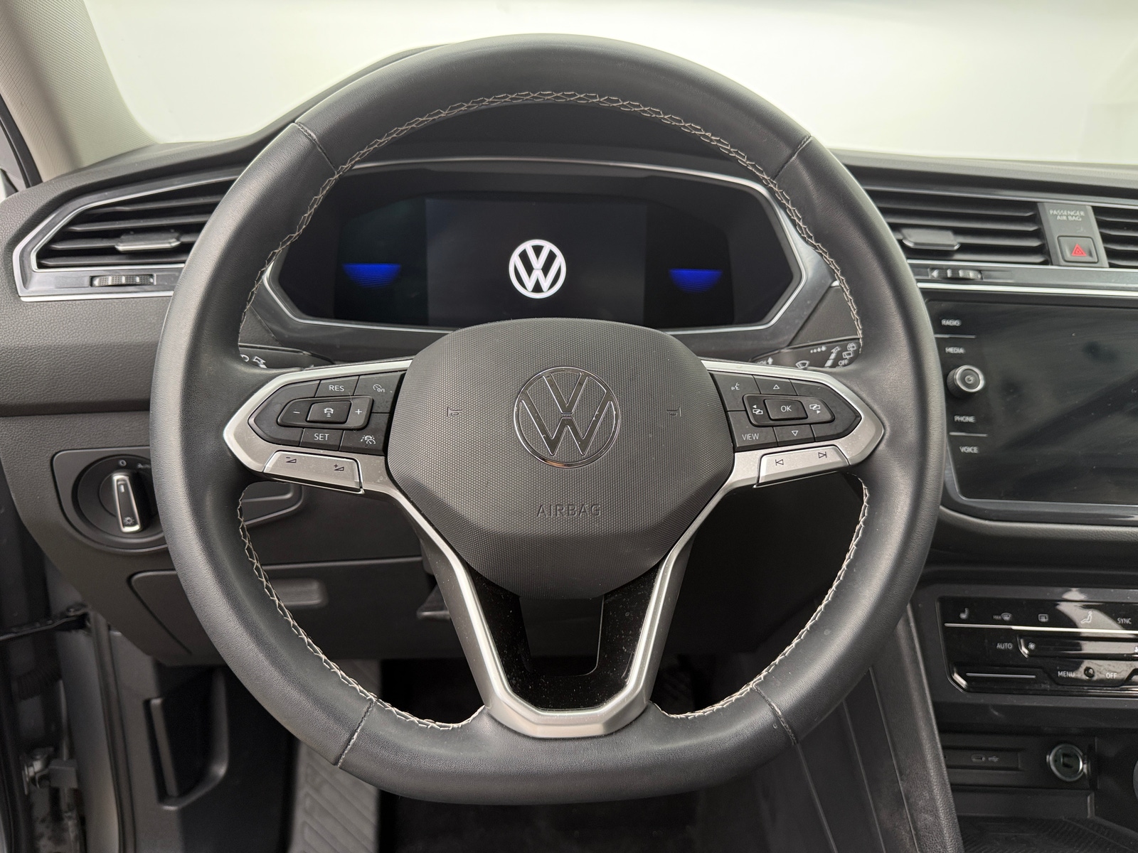 Thumbnail: 2022 Volkswagen Tiguan - 4