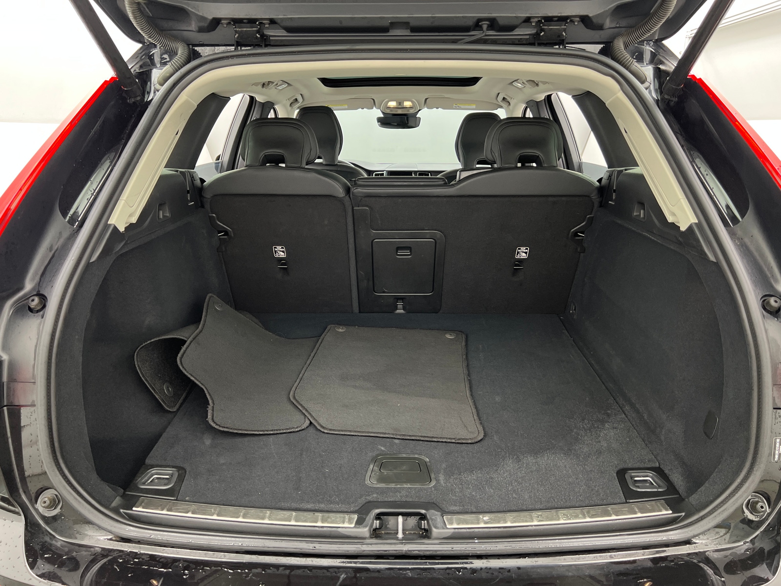 Thumbnail: 2025 Volvo XC60 - 6