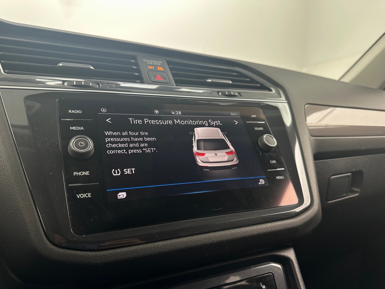 Thumbnail: 2022 Volkswagen Tiguan - 4