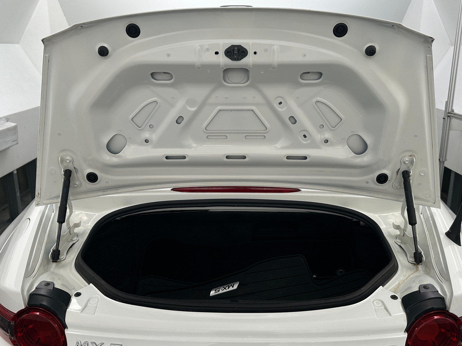 Thumbnail: 2020 Mazda MX-5 Miata - 6