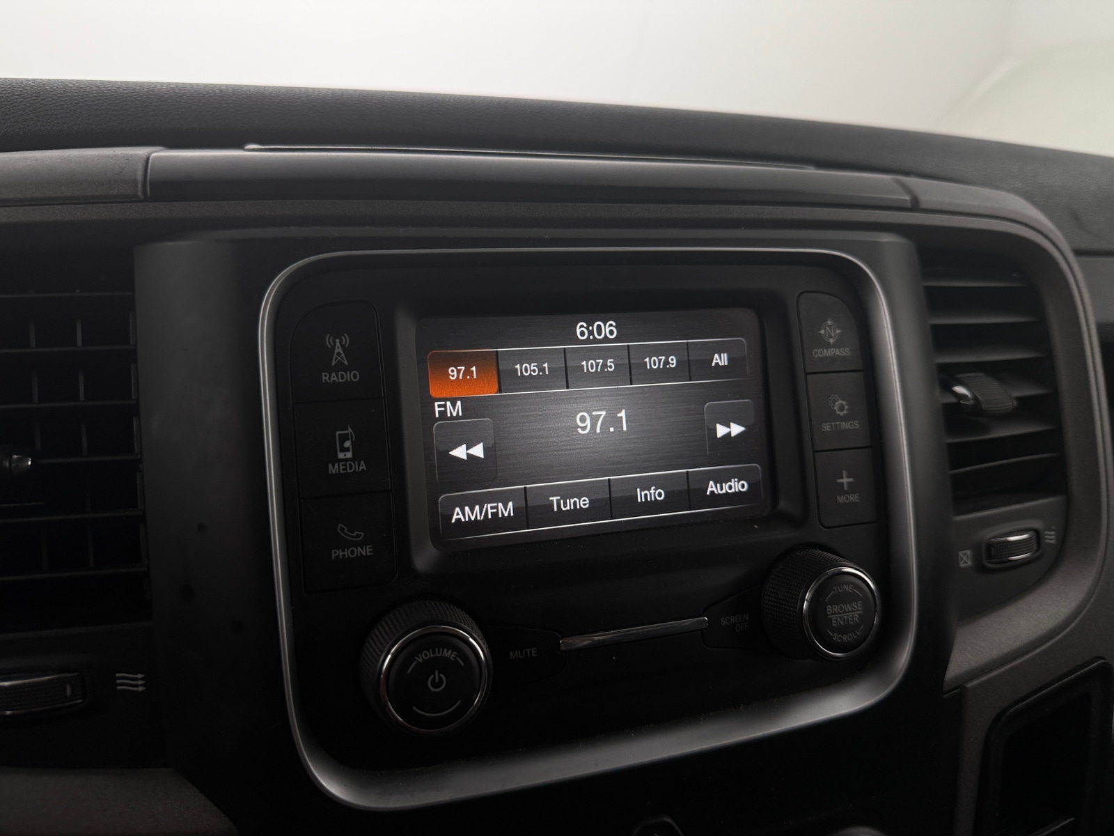 Thumbnail: 2022 RAM 1500 Classic - 4