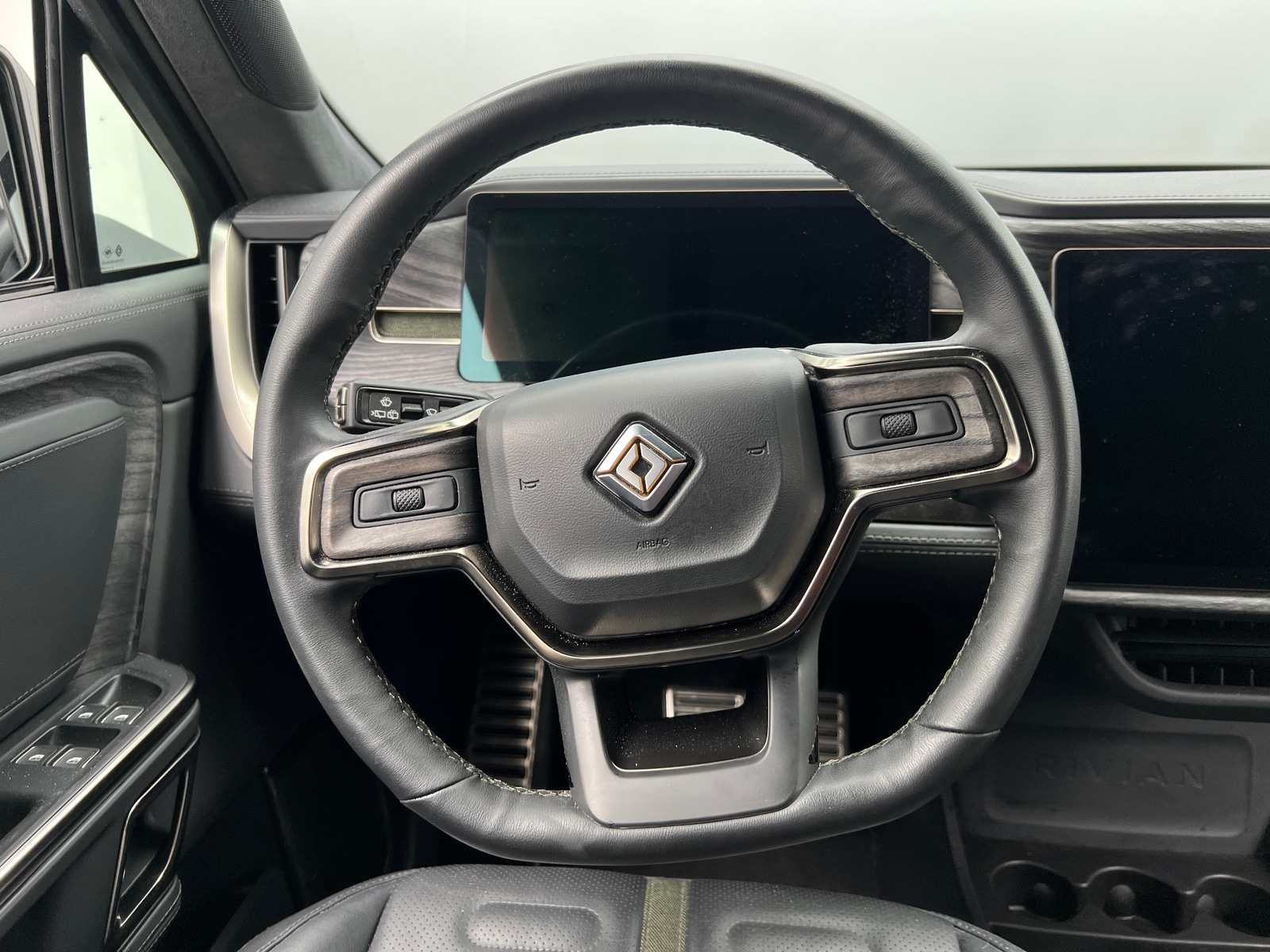 Thumbnail: 2022 Rivian R1S - 4