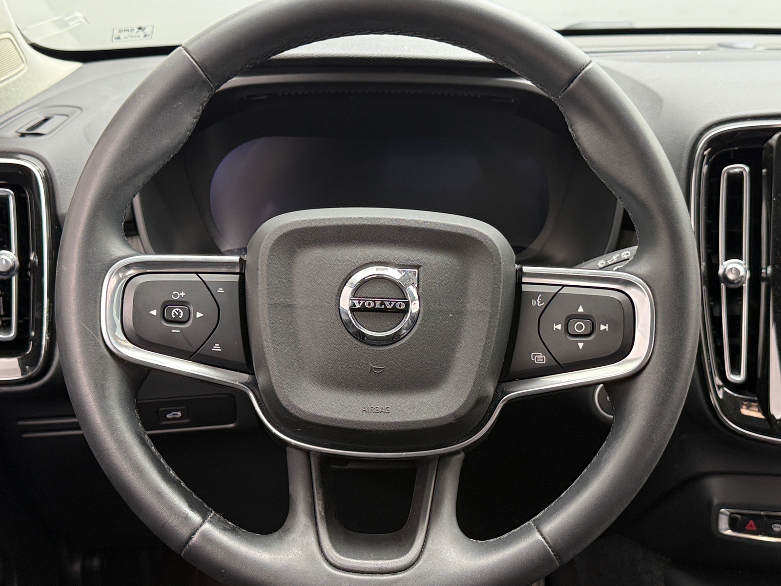 Thumbnail: 2024 Volvo XC40 - 4