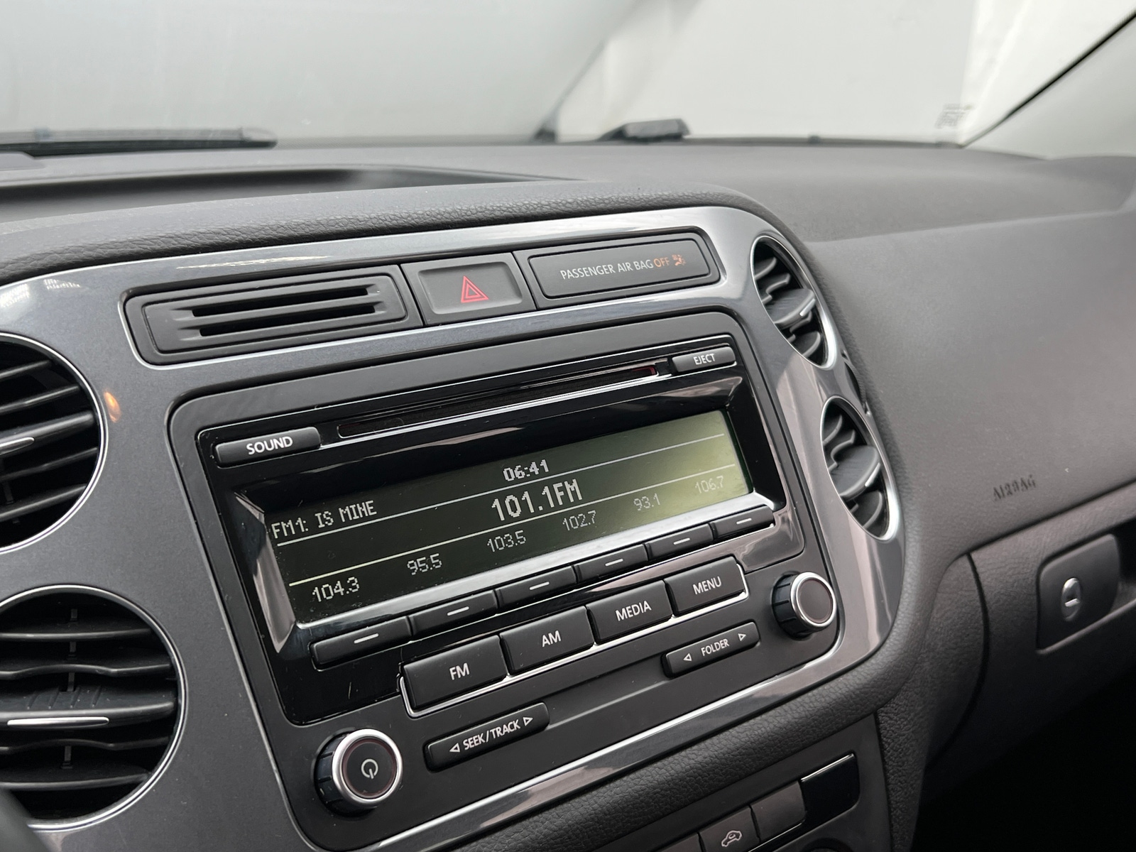 Thumbnail: 2014 Volkswagen Tiguan - 4