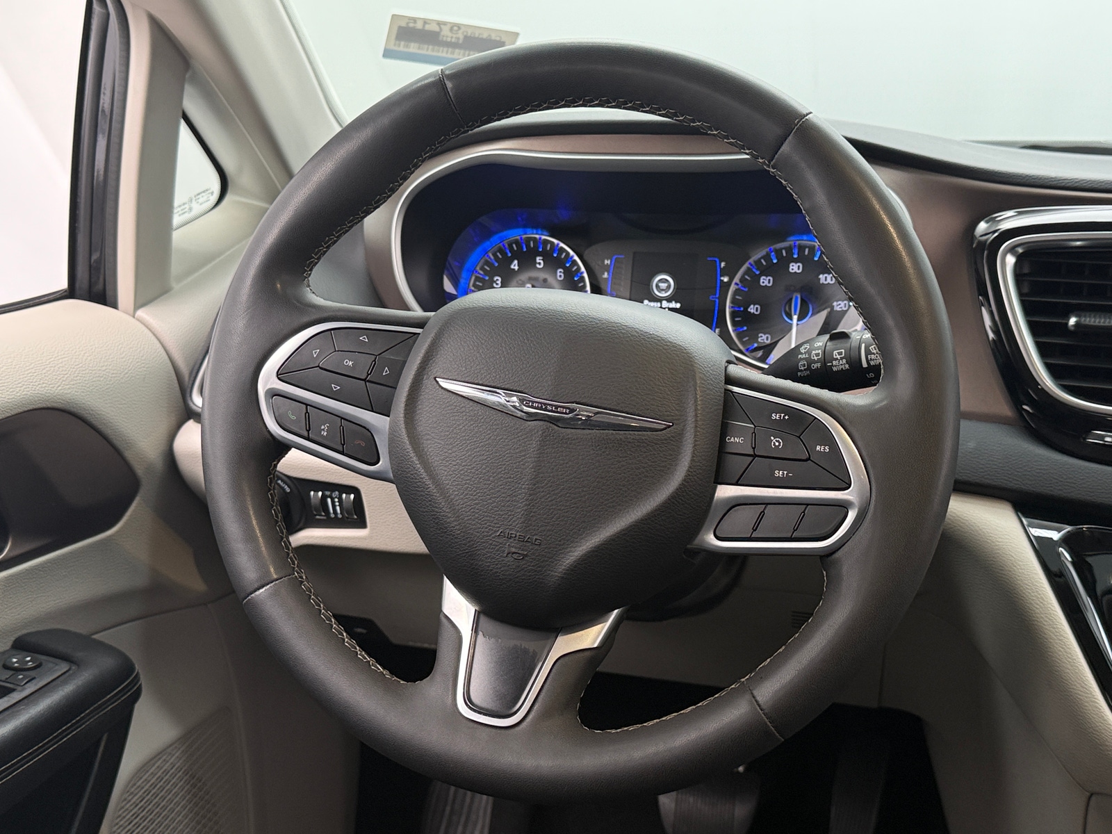 Thumbnail: 2023 Chrysler Voyager - 5