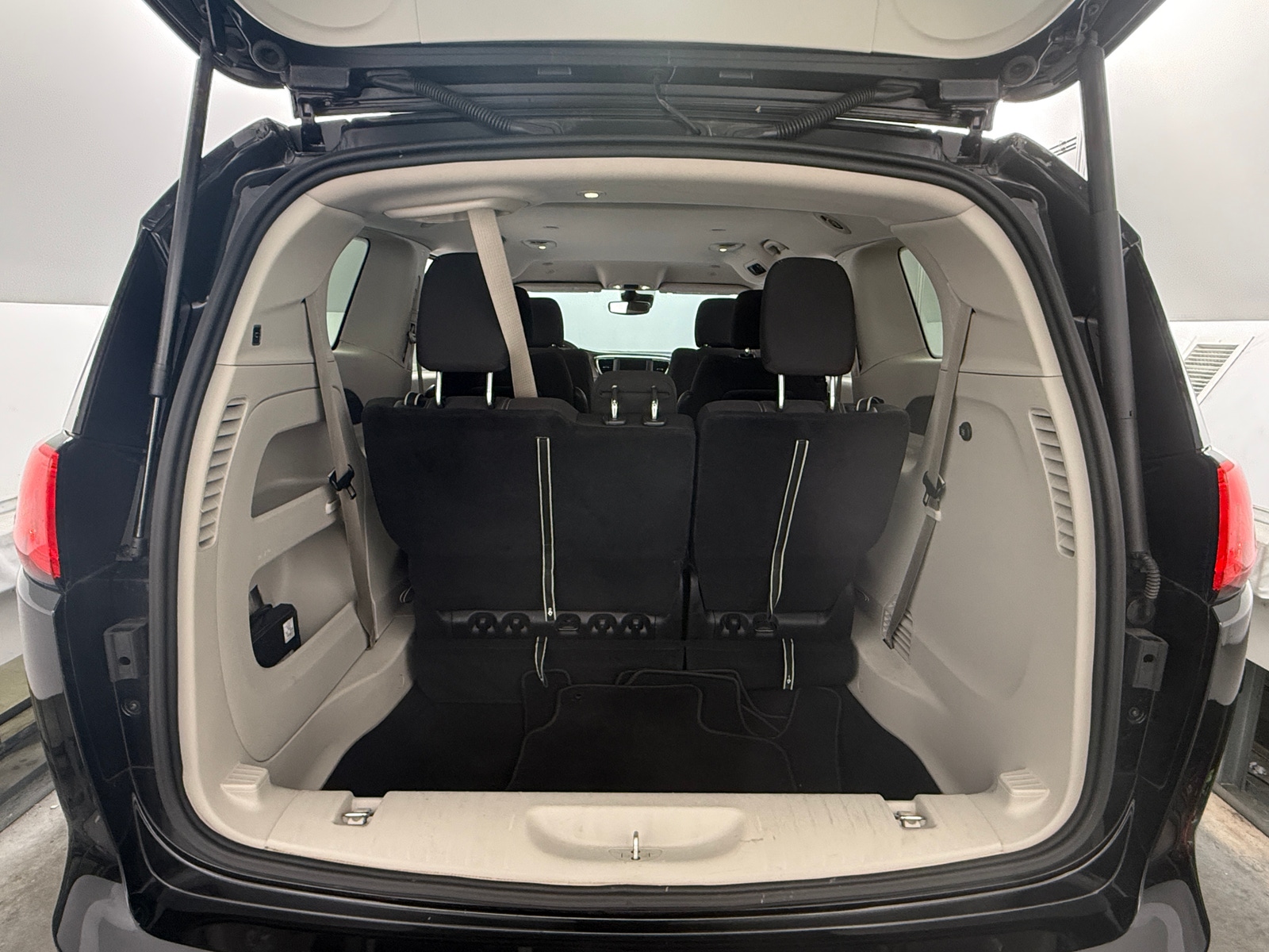 Thumbnail: 2023 Chrysler Voyager - 7