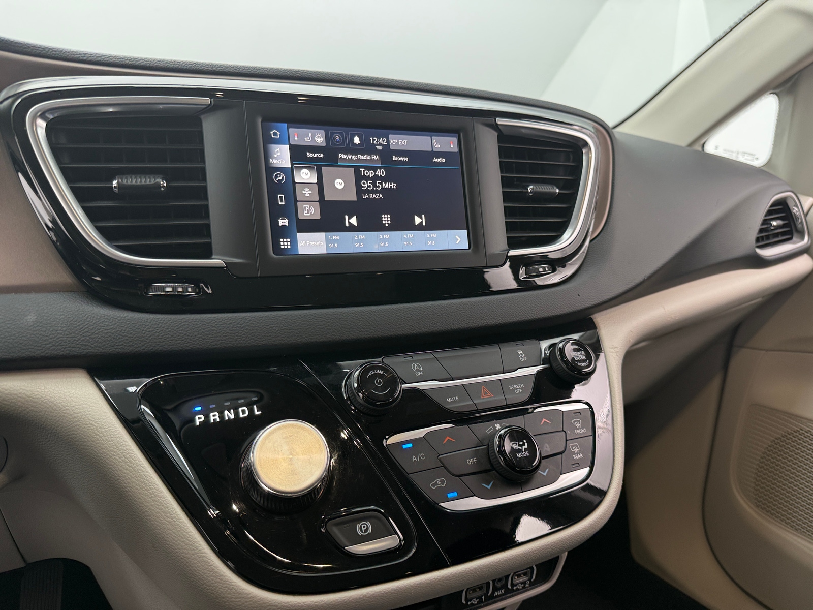 Thumbnail: 2023 Chrysler Voyager - 4