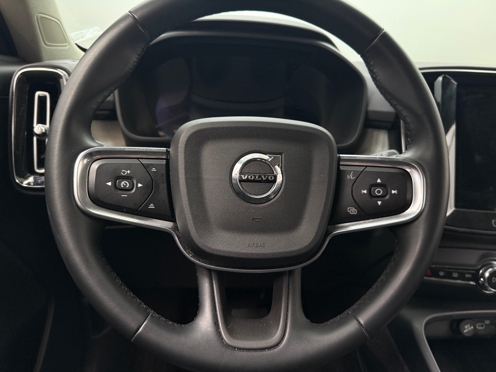 Thumbnail: 2025 Volvo XC40 - 4