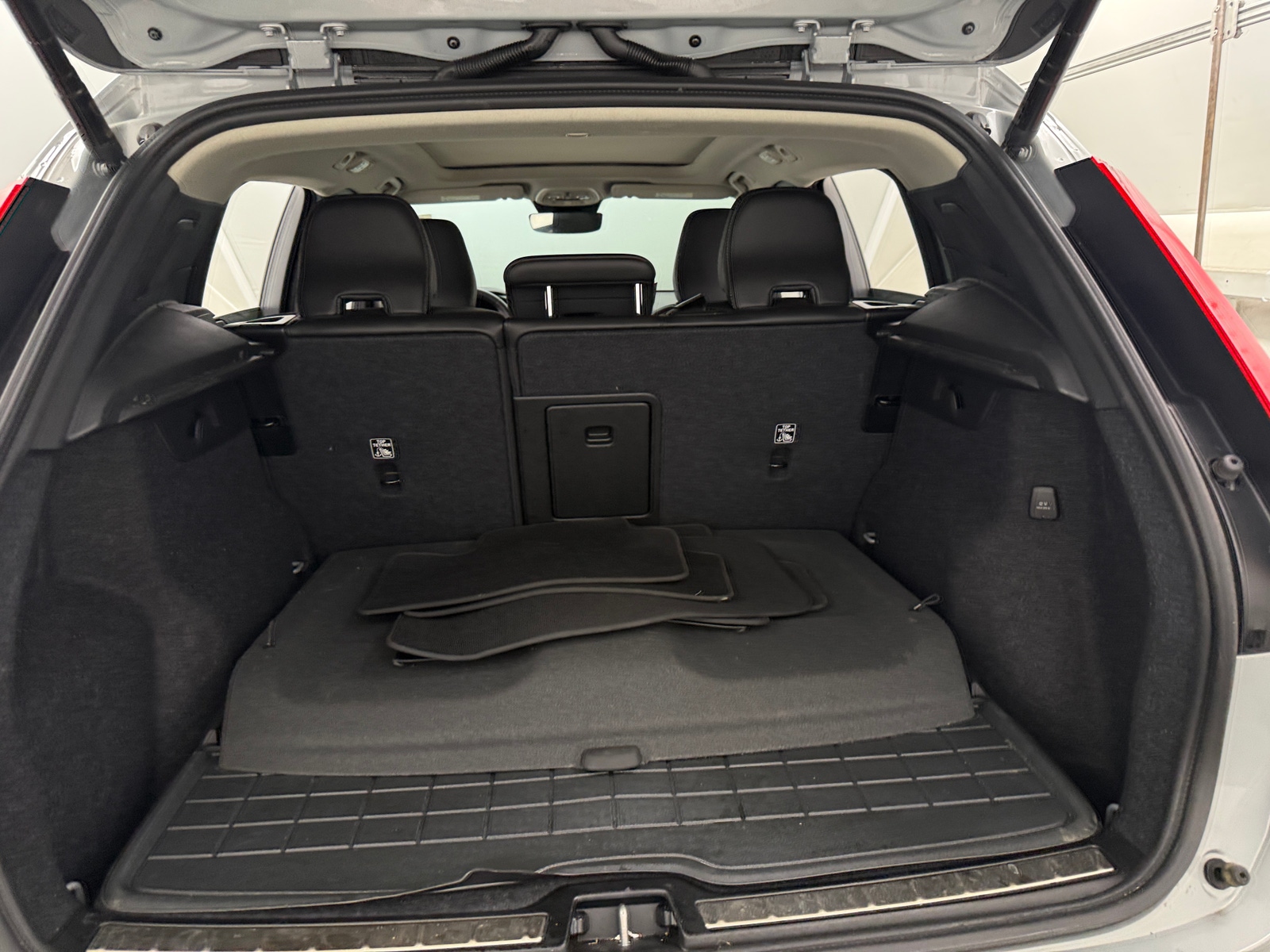 Thumbnail: 2025 Volvo XC40 - 6