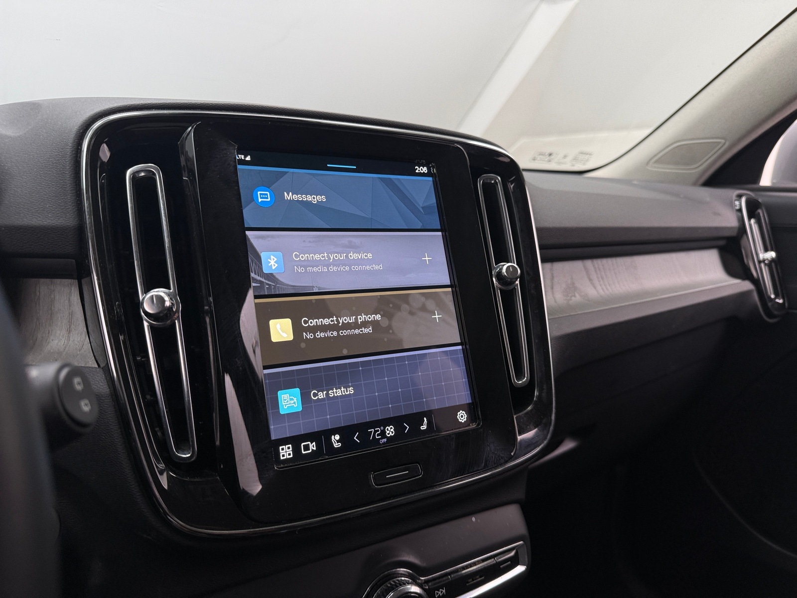 Thumbnail: 2025 Volvo XC40 - 3