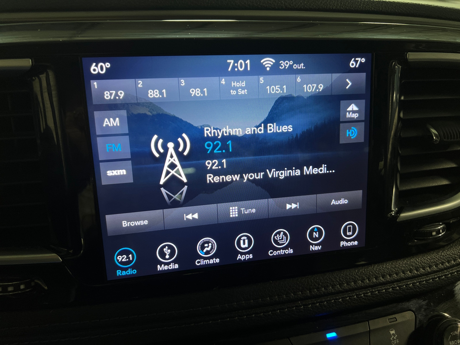 Thumbnail: 2018 Chrysler Pacifica - 3