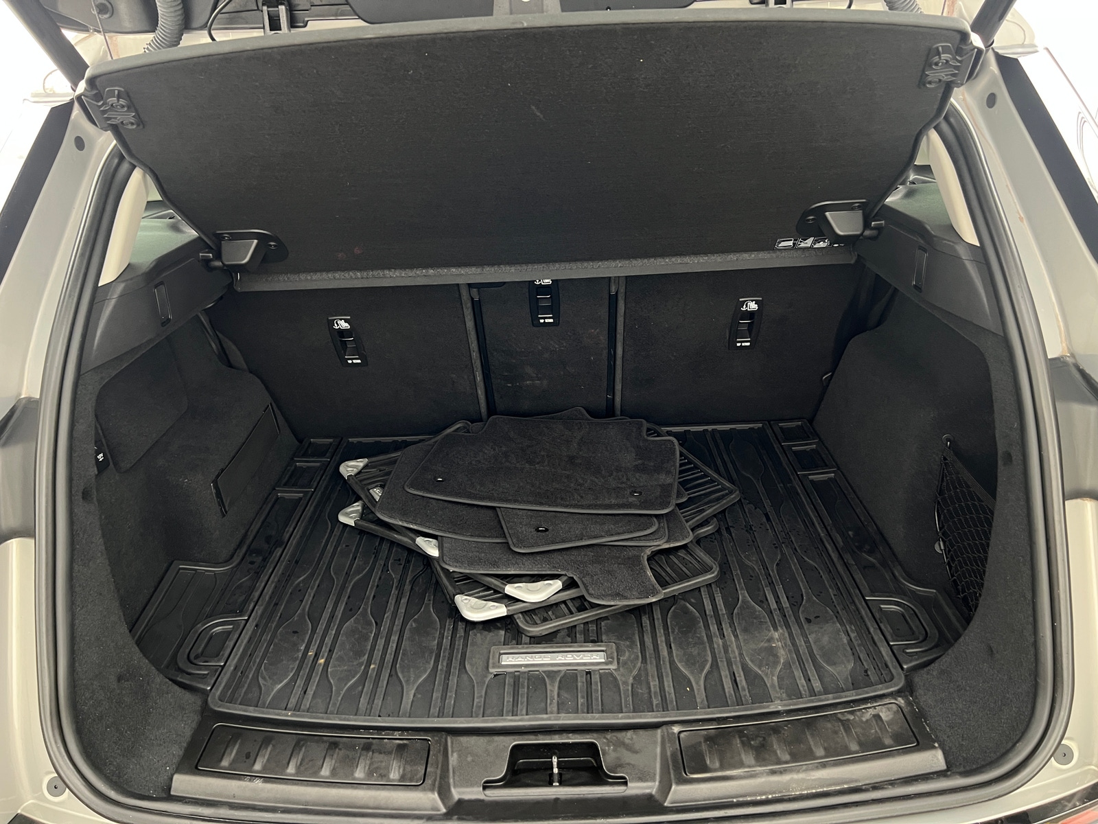 Thumbnail: 2020 Land Rover Range Rover Evoque - 6