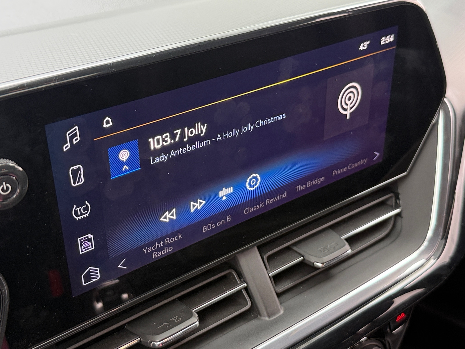 Thumbnail: 2024 Chevrolet Trax - 3