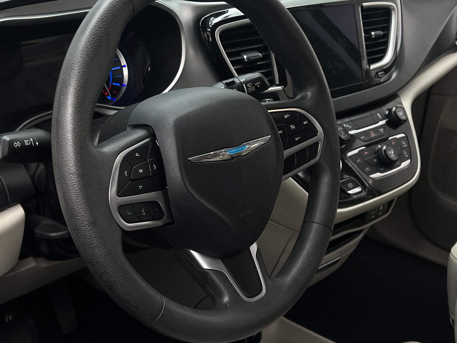 Thumbnail: 2018 Chrysler Pacifica - 5