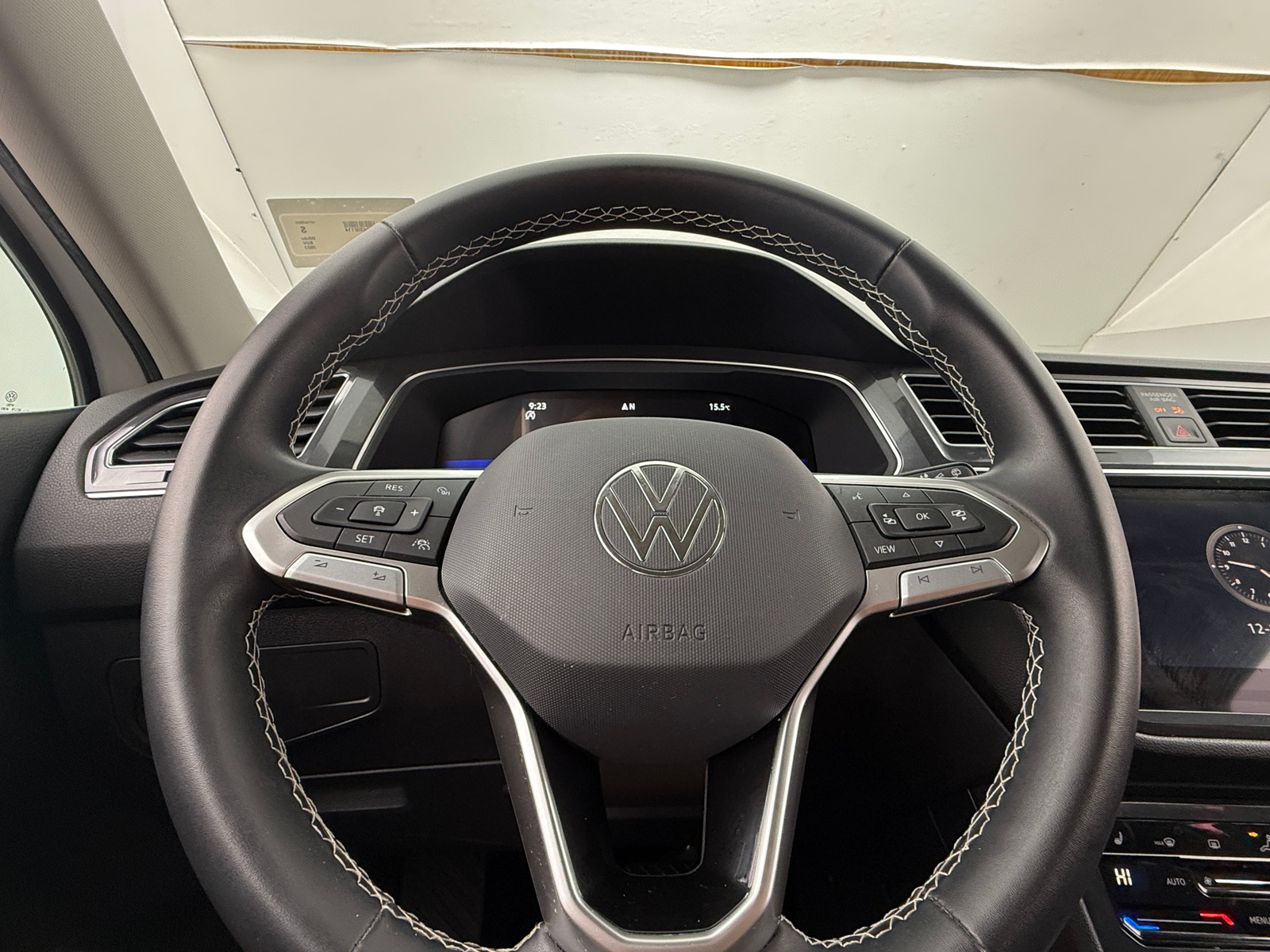 Thumbnail: 2023 Volkswagen Tiguan - 4