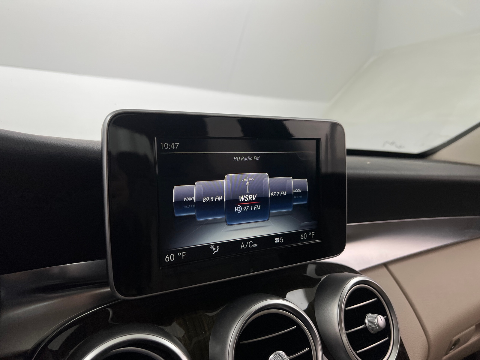 Thumbnail: 2016 Mercedes-Benz C-Class - 3