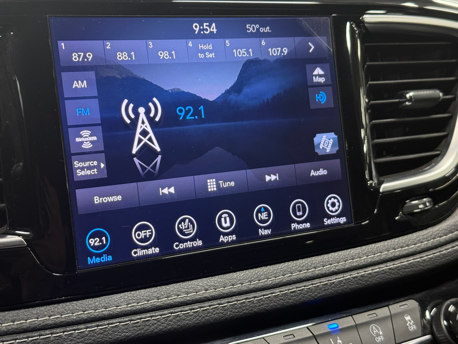 Thumbnail: 2019 Chrysler Pacifica - 3