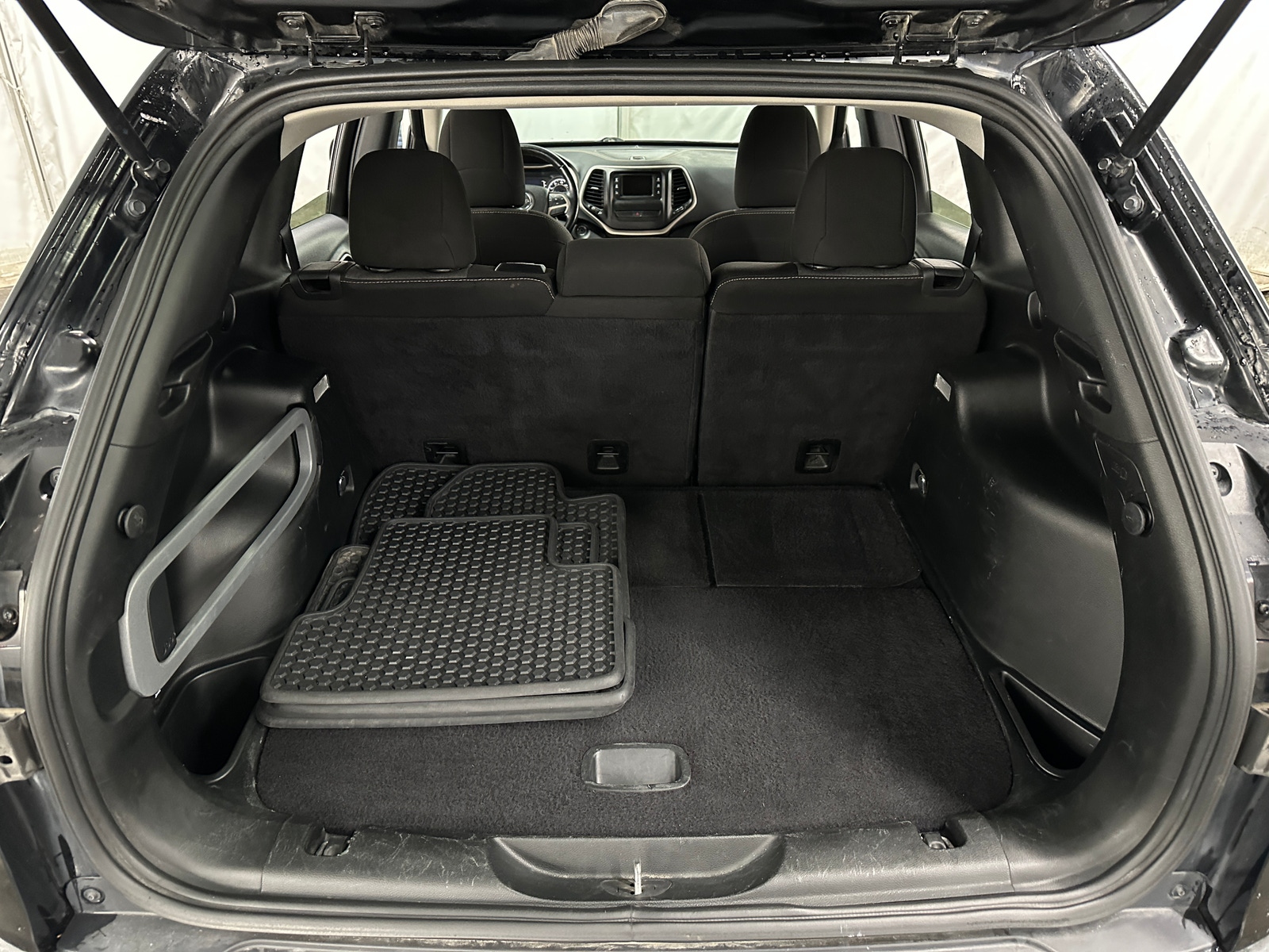 Thumbnail: 2018 Jeep Cherokee - 7