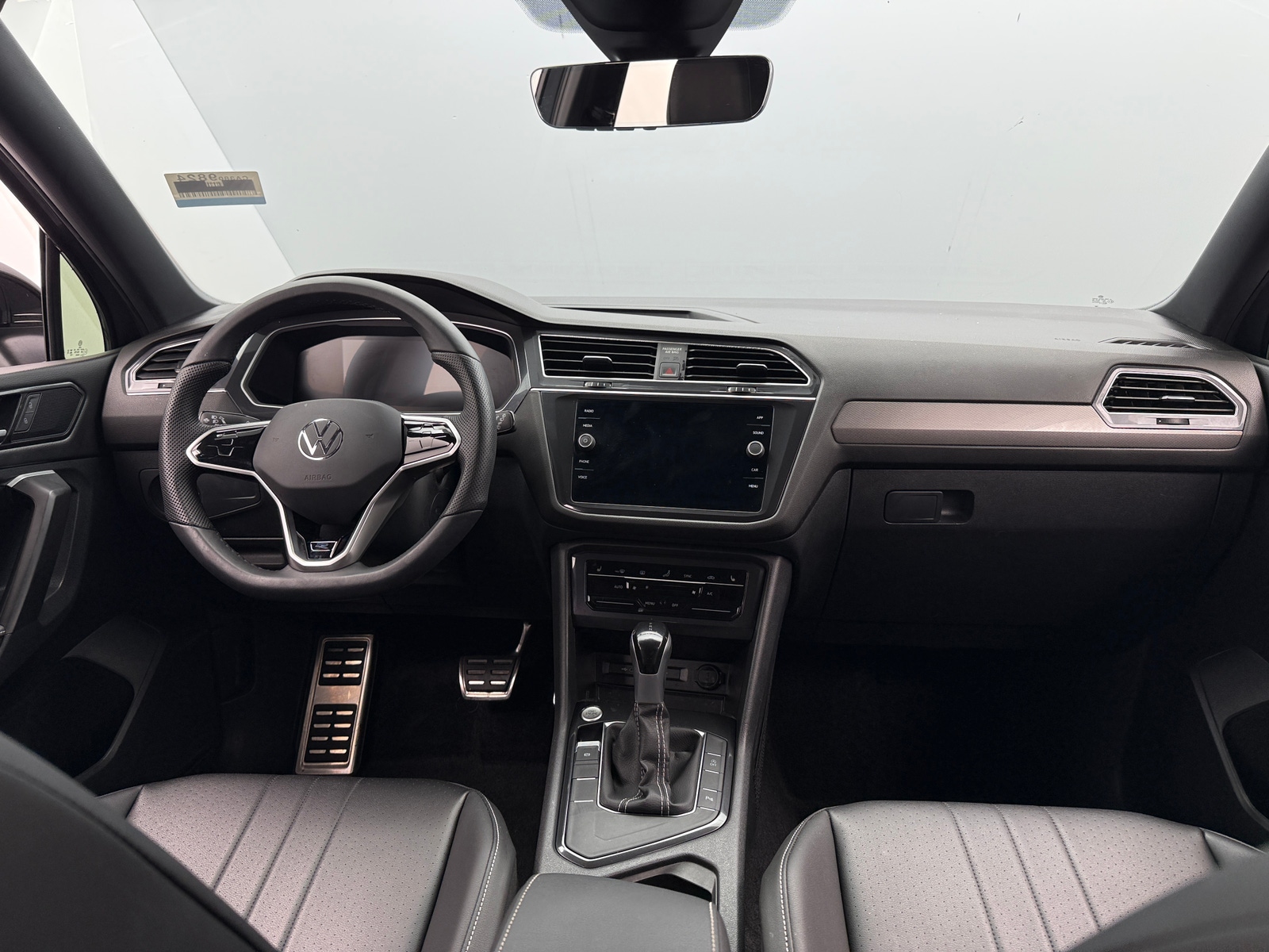 Thumbnail: 2023 Volkswagen Tiguan - 2