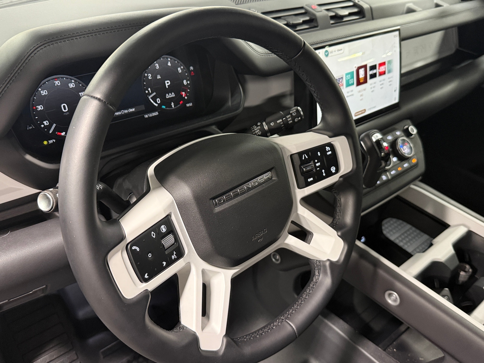 Thumbnail: 2025 Land Rover Defender - 4