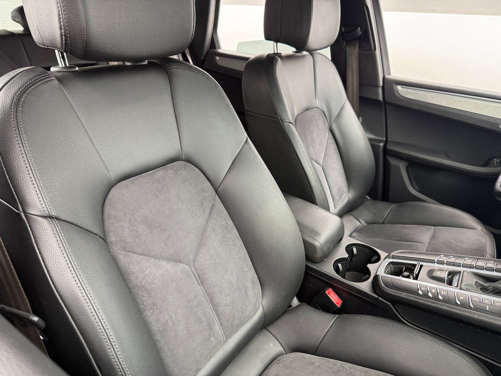 Thumbnail: 2018 Porsche Macan - 2