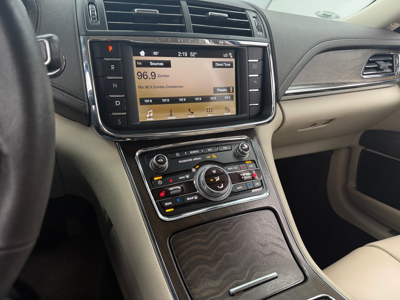 Thumbnail: 2019 Lincoln Continental - 3