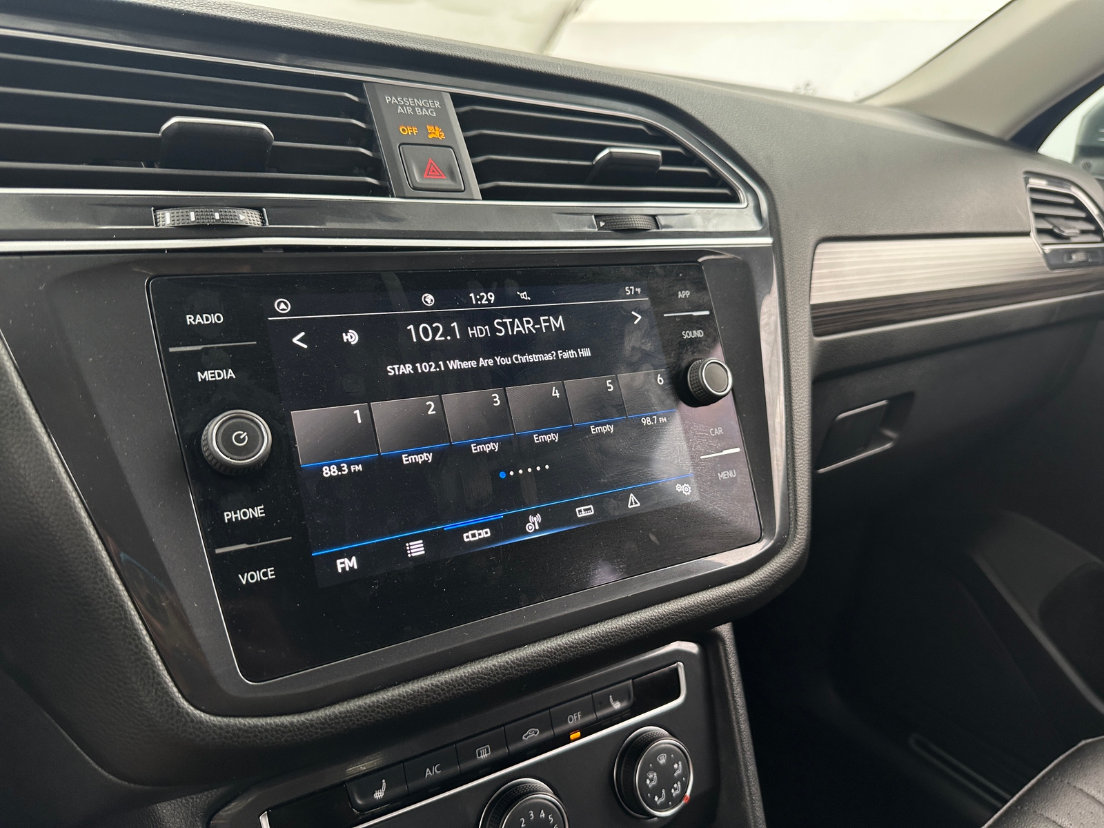 Thumbnail: 2024 Volkswagen Tiguan - 3