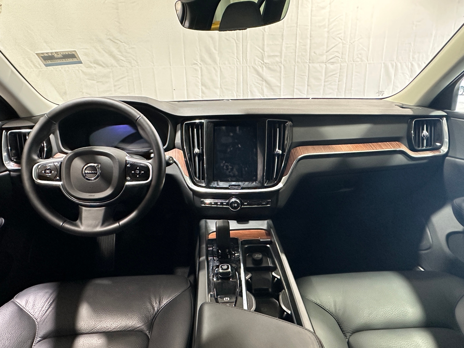 Thumbnail: 2025 Volvo V60 - 2