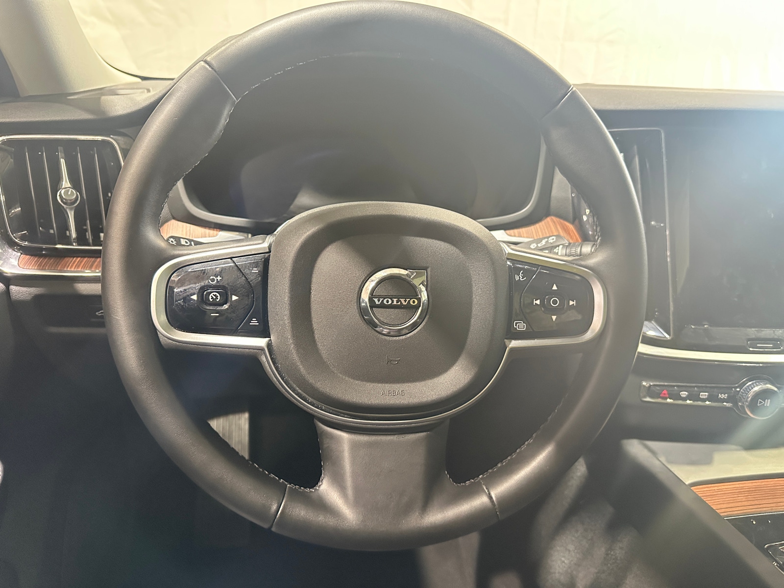 Thumbnail: 2025 Volvo V60 - 4