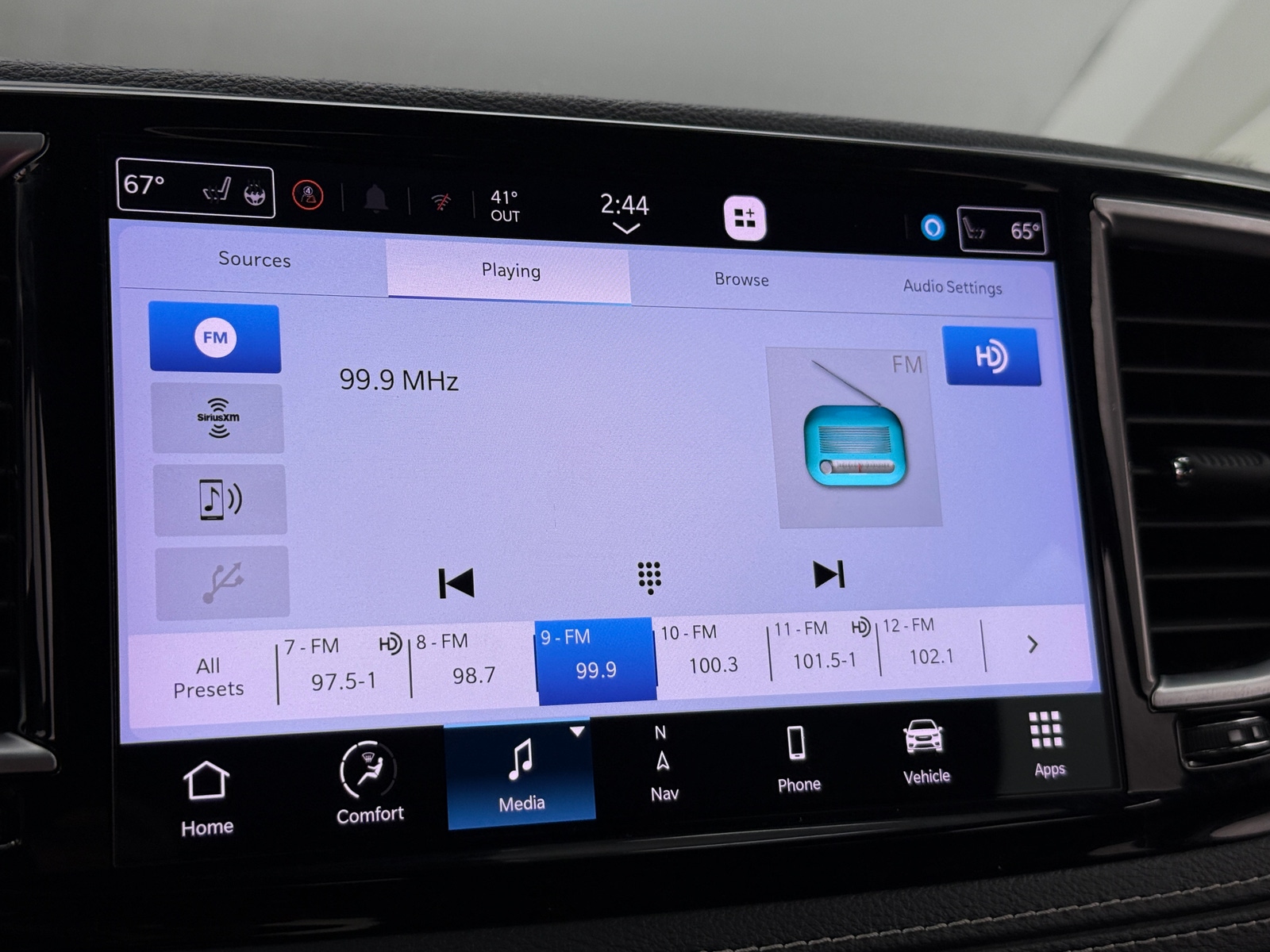 Thumbnail: 2023 Chrysler Pacifica - 3