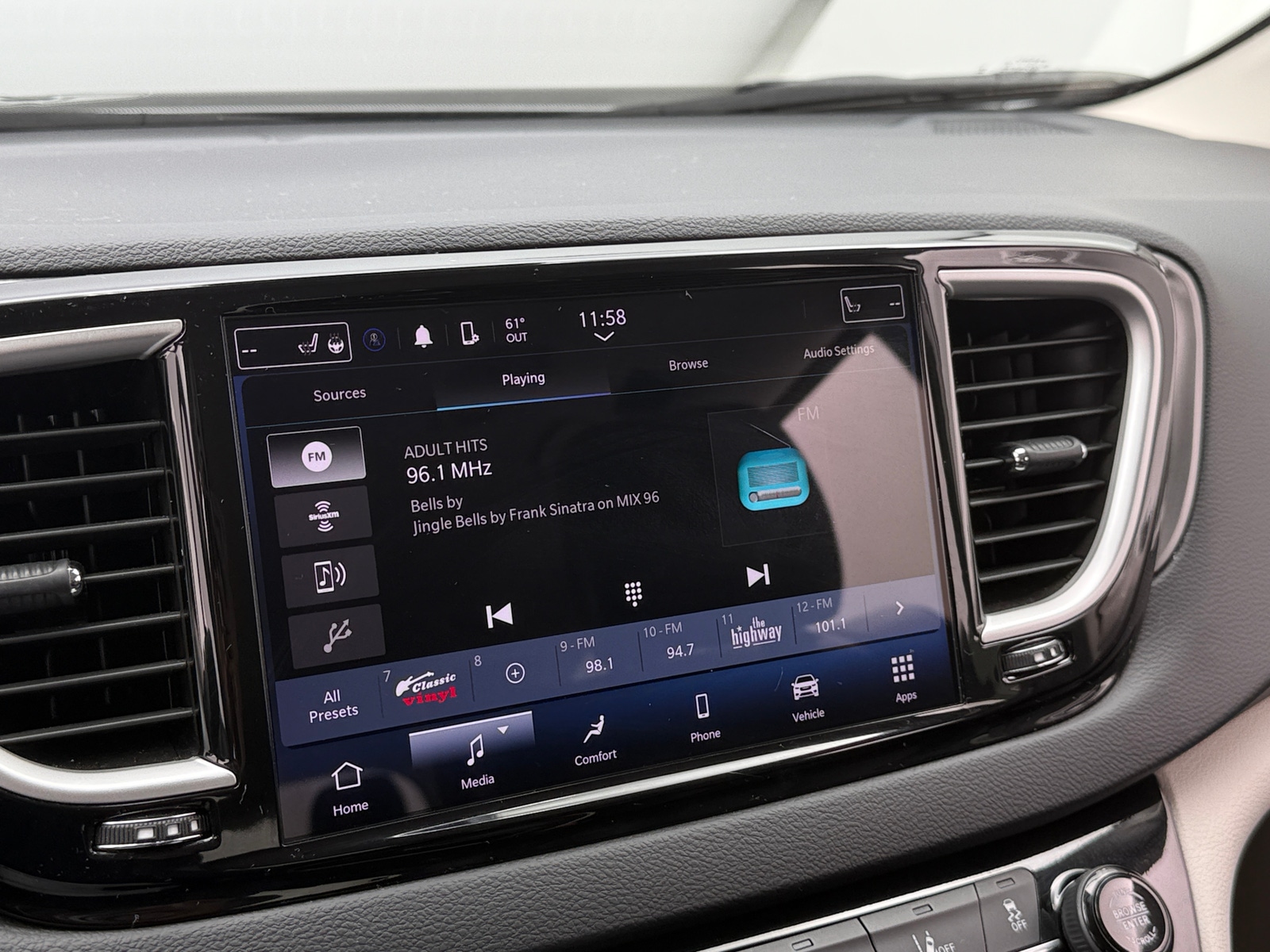 Thumbnail: 2024 Chrysler Pacifica - 3