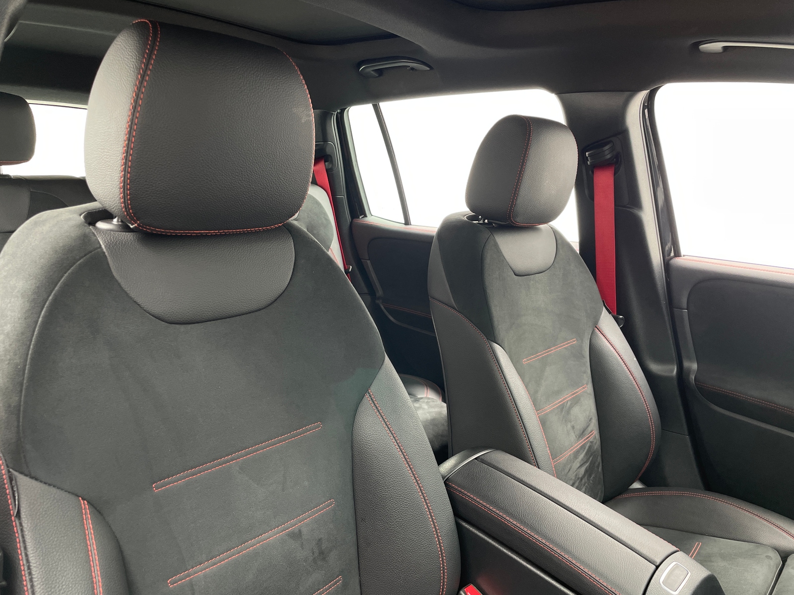 Thumbnail: 2025 Mercedes-Benz GLB - 2