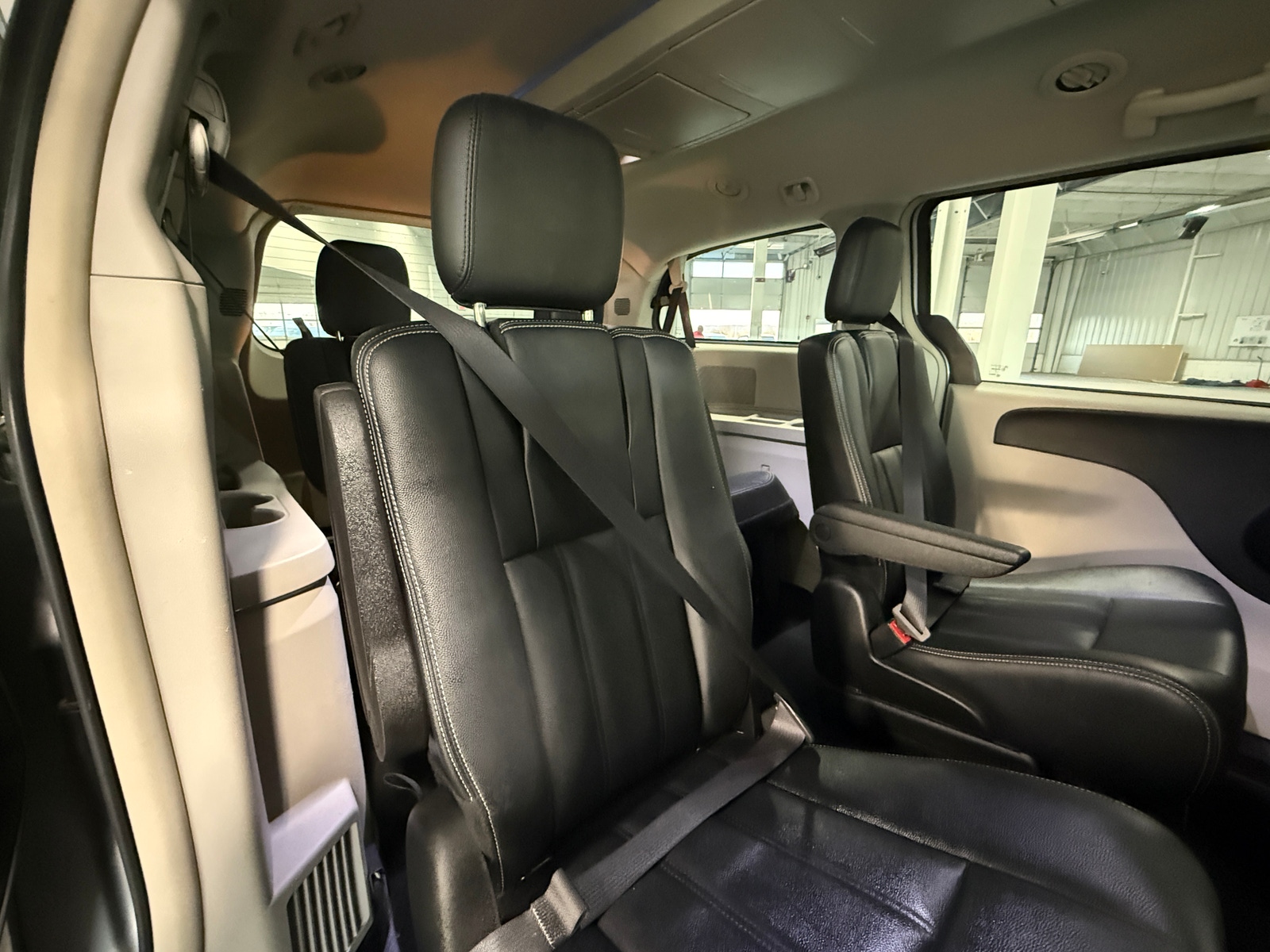 Thumbnail: 2016 Chrysler Town & Country - 5