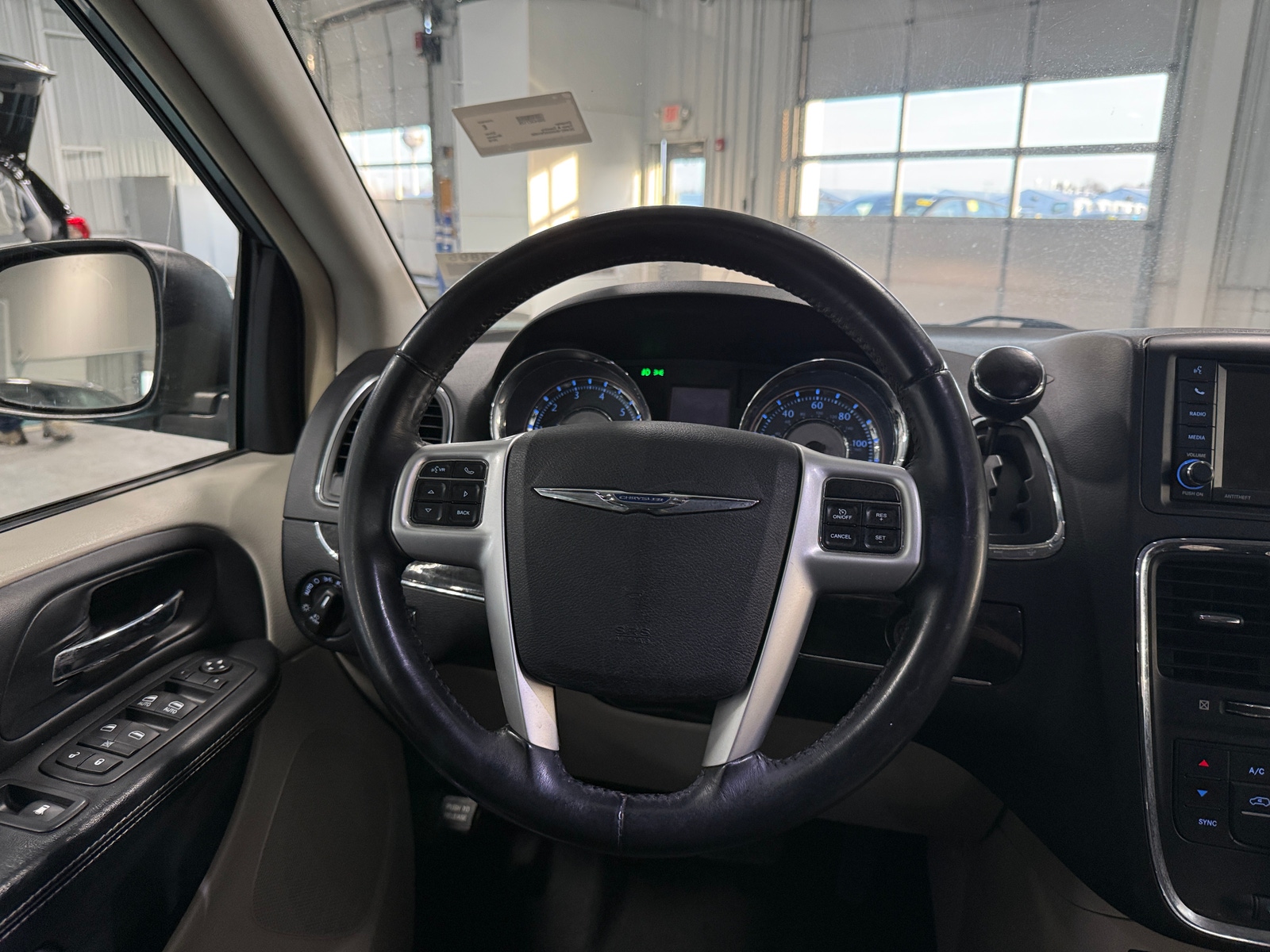 Thumbnail: 2016 Chrysler Town & Country - 4