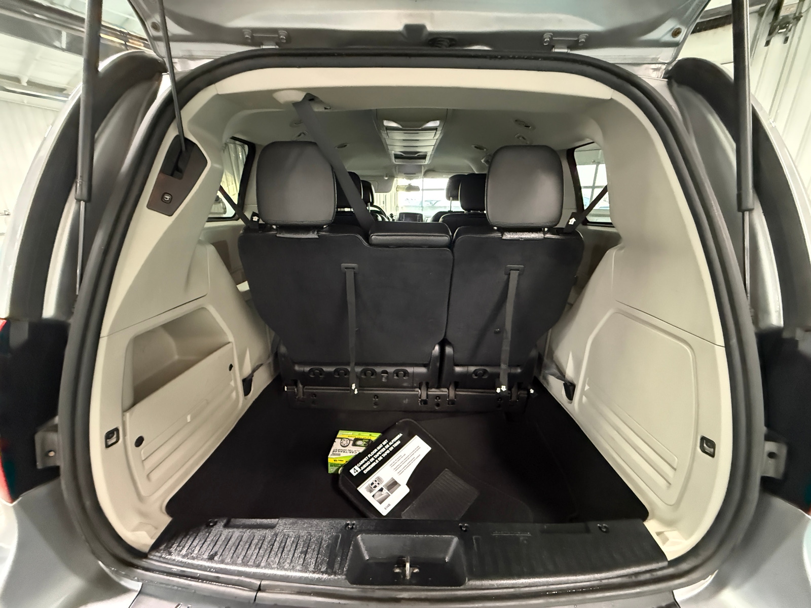 Thumbnail: 2016 Chrysler Town & Country - 6