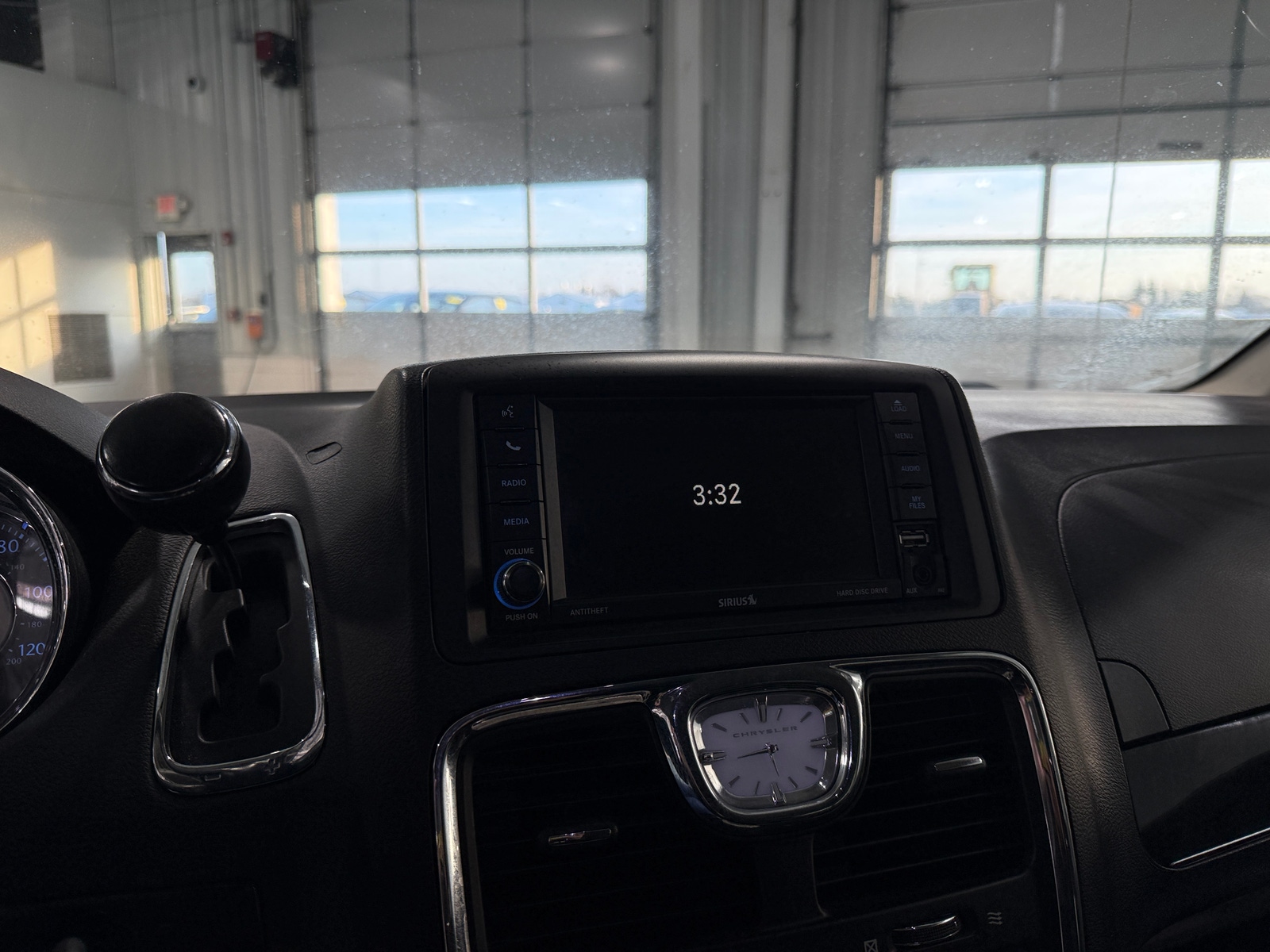 Thumbnail: 2016 Chrysler Town & Country - 3