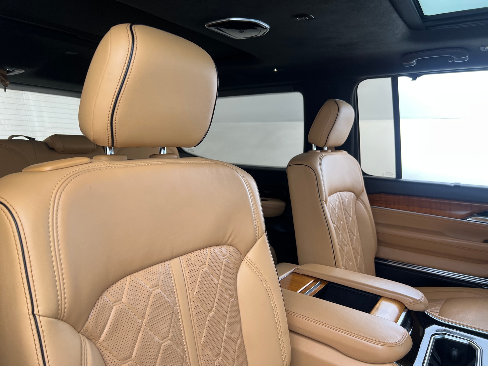 Thumbnail: 2022 Jeep Grand Wagoneer - 5