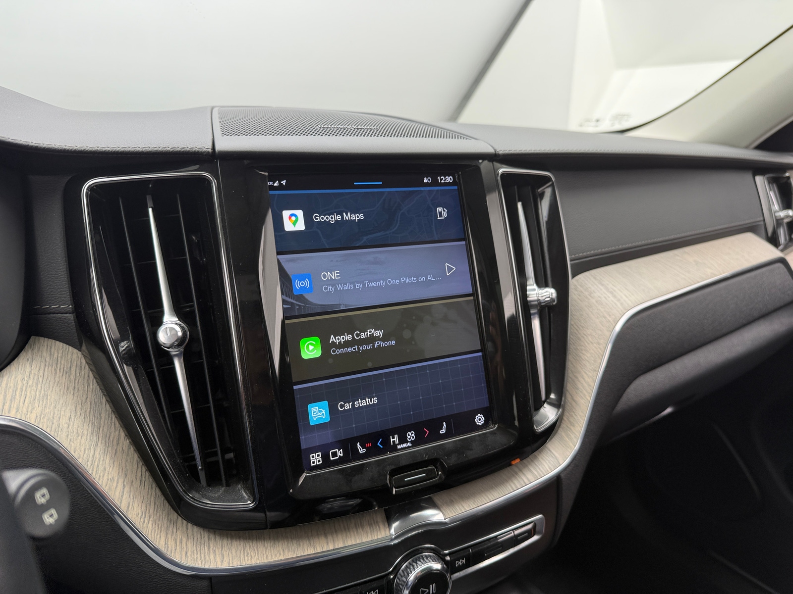 Thumbnail: 2022 Volvo XC60 - 3