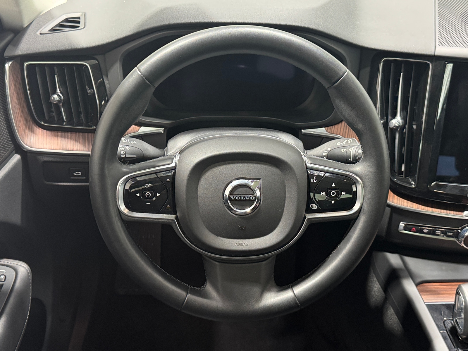 Thumbnail: 2023 Volvo XC60 - 4