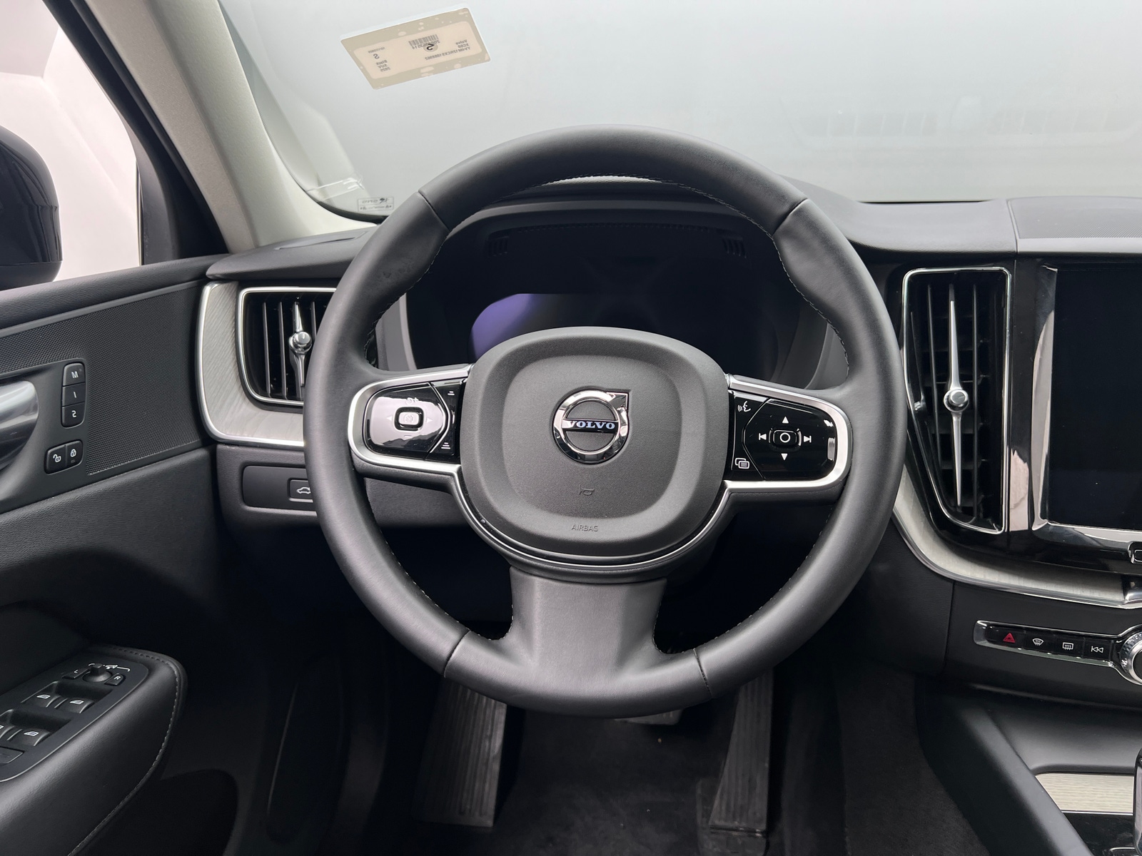 Thumbnail: 2025 Volvo XC60 - 4