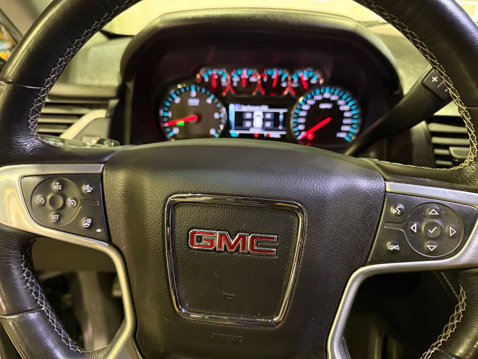 Thumbnail: 2018 GMC Yukon XL - 4