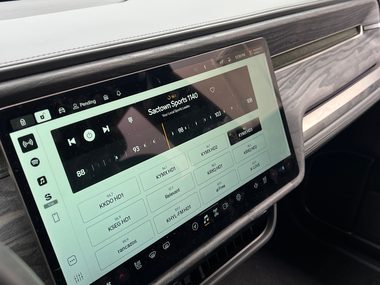 Thumbnail: 2022 Rivian R1S - 3