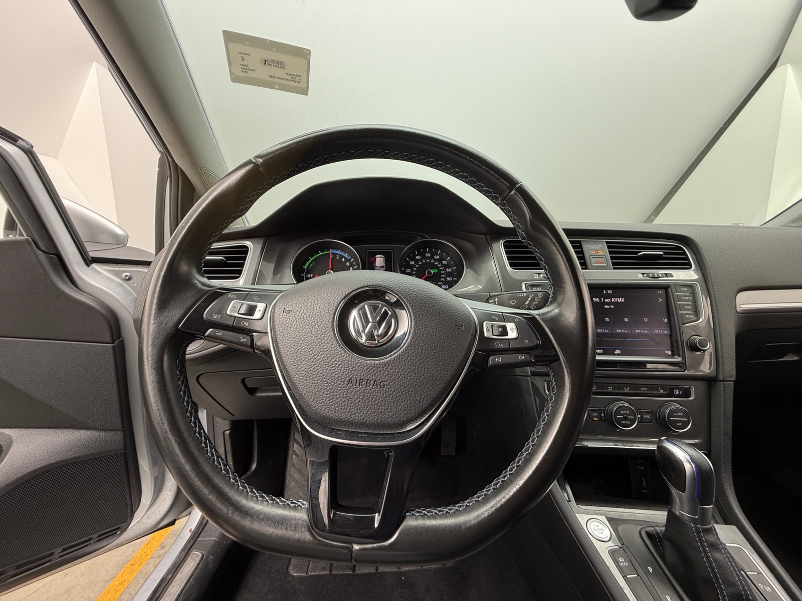 Thumbnail: 2016 Volkswagen e-Golf - 4