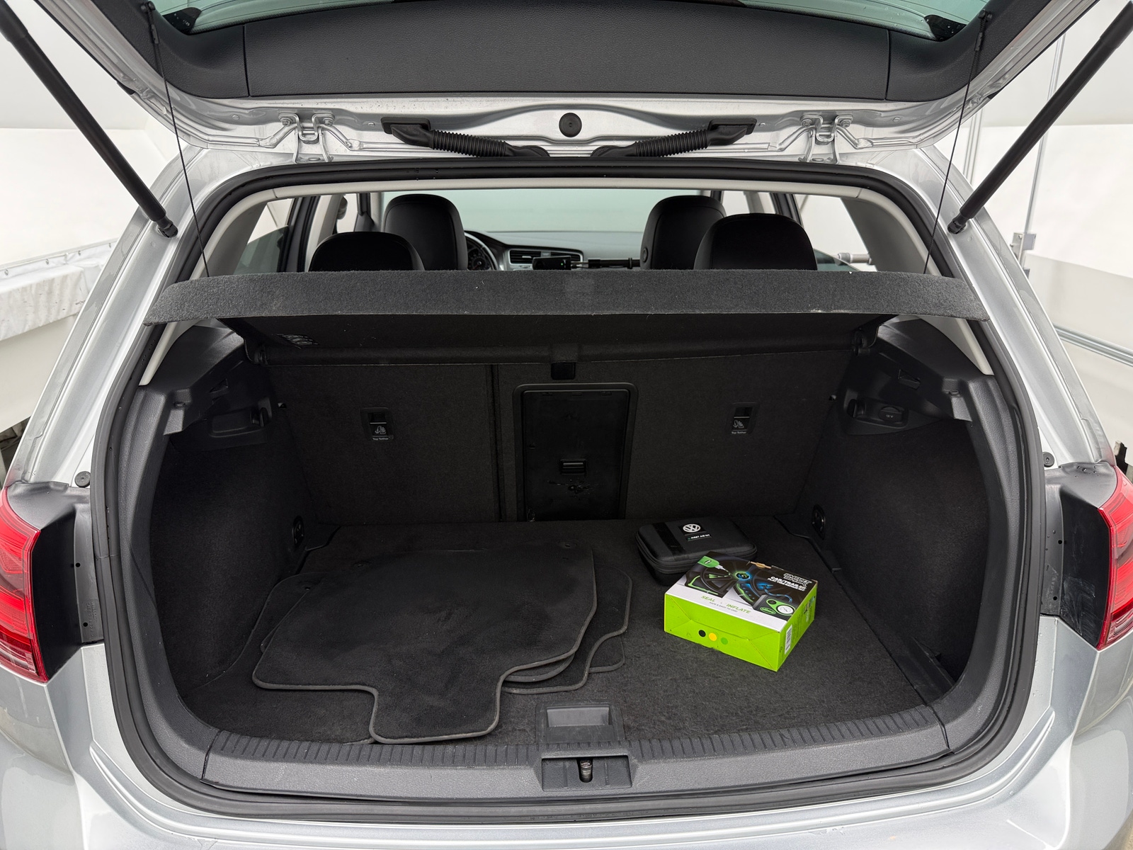 Thumbnail: 2016 Volkswagen e-Golf - 6