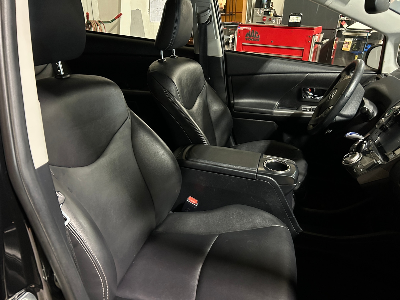 Thumbnail: 2017 Toyota Prius v - 2