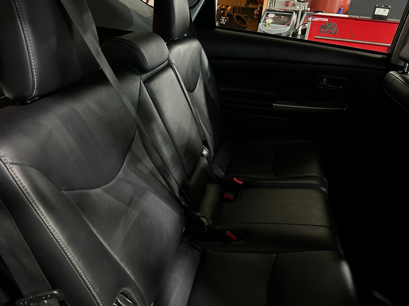 Thumbnail: 2017 Toyota Prius v - 6