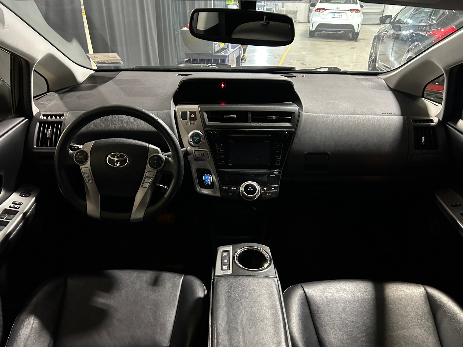 Thumbnail: 2017 Toyota Prius v - 3