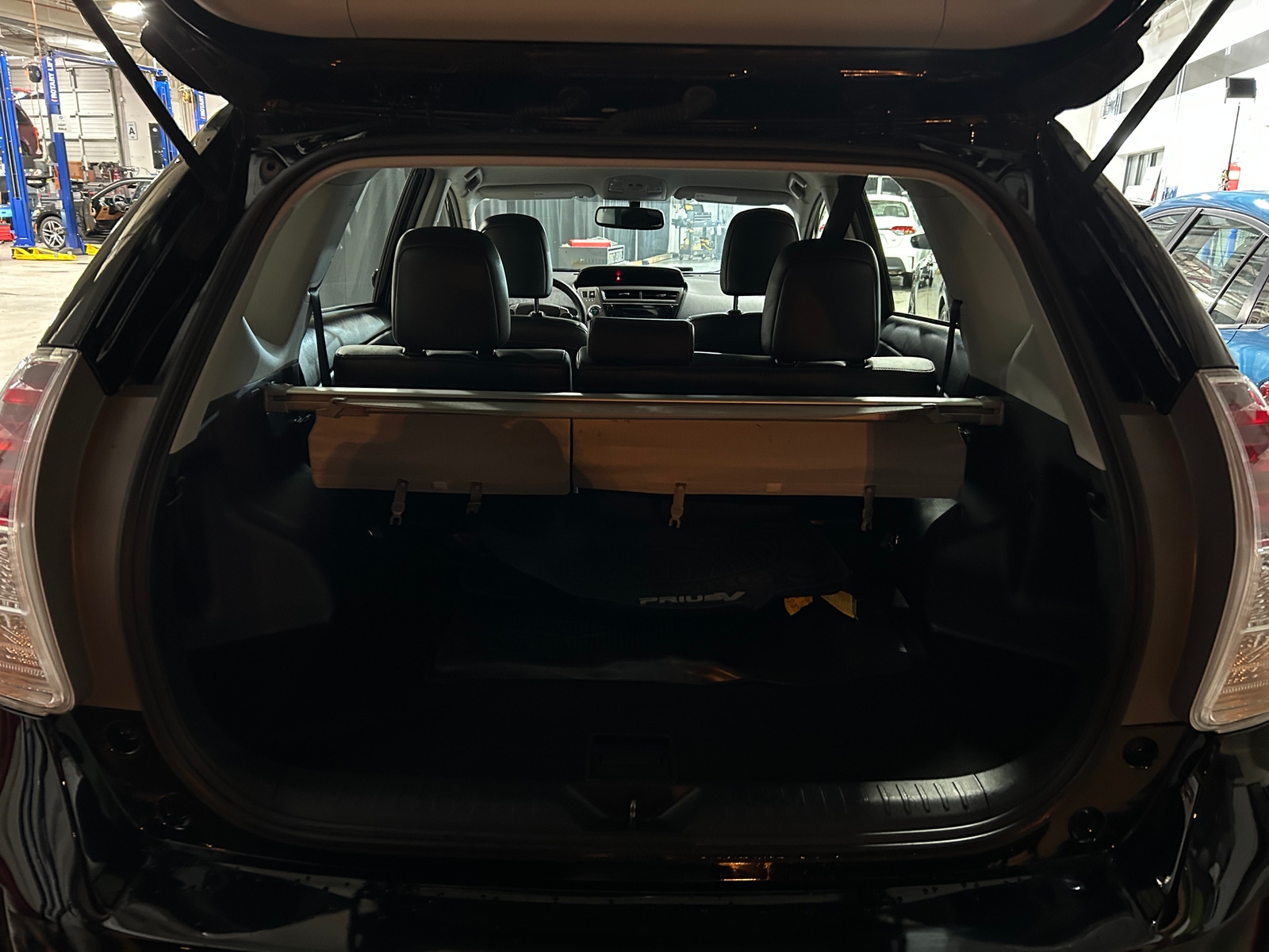 Thumbnail: 2017 Toyota Prius v - 7