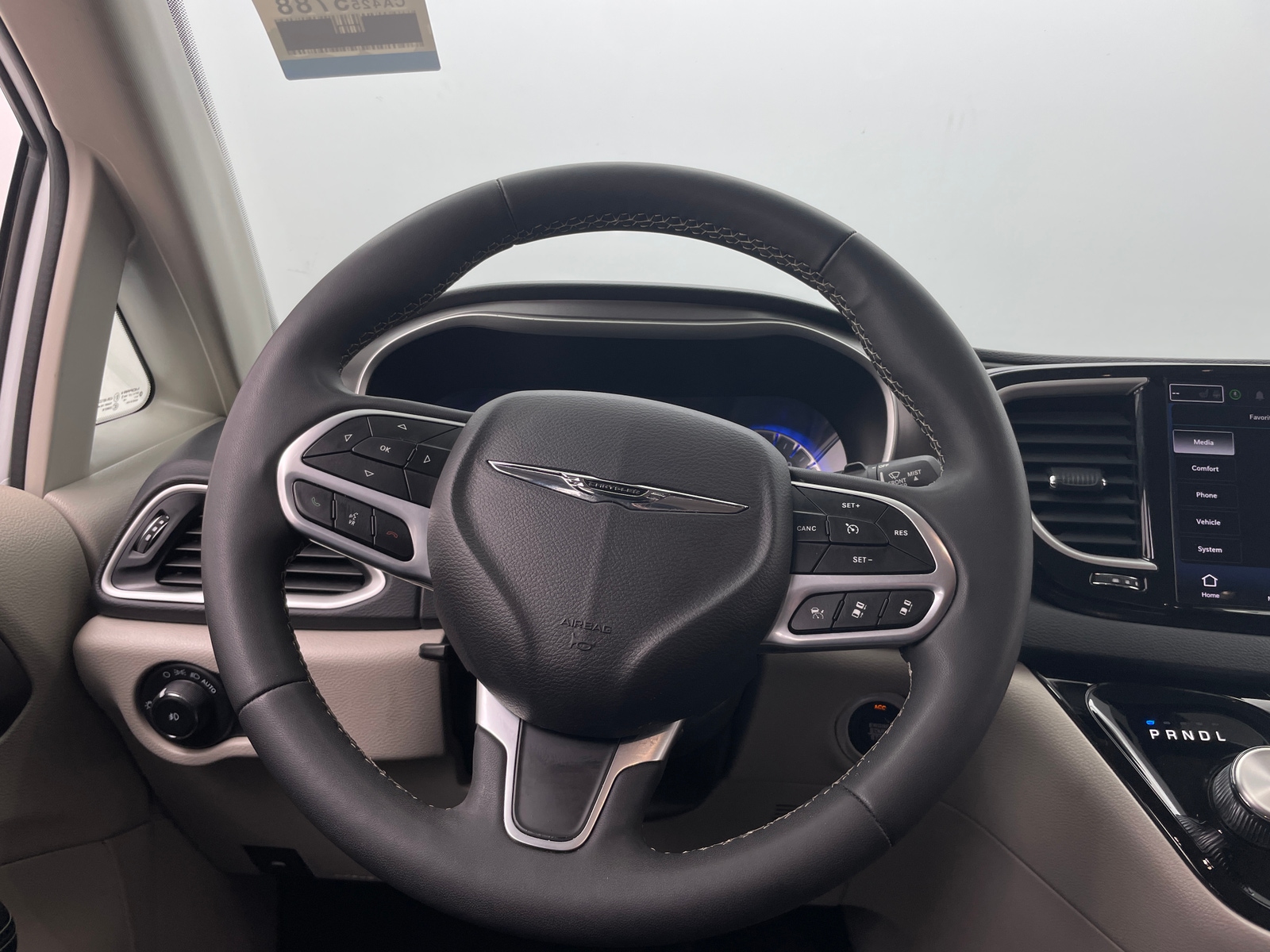 Thumbnail: 2023 Chrysler Pacifica - 4